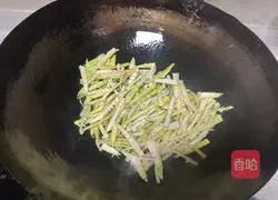 Illustration of how to stir-fry bamboo shoots with pickled vegetables 4