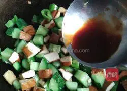 Illustration of how to stir-fry cucumbers and green peppers until fragrant 9