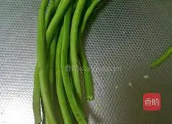 Illustration of how to make sesame sauce and minced garlic mixed with cowpeas 1