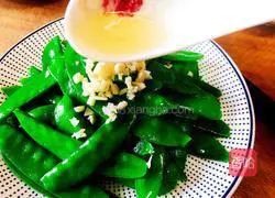 Illustration of how to make garlic snow peas 7