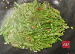 Illustration of how to stir-fry green beans 7