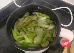 Illustration of how to stir-fry celery and lily 4