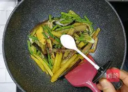 Illustration of how to make fried beans with potatoes and eggplants 18