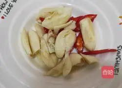 Illustration of how to make hand-shred cabbage 1