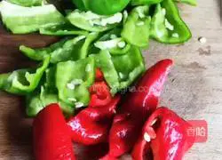 Illustration of how to stir-fry winter melon with double peppers 3