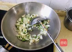 Illustration of how to stir-fry green beans and lilies 7