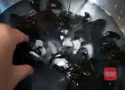 Illustration of how to cook black fungus with green onion 2