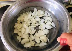 Celery Illustration of how to stir-fry lily 1