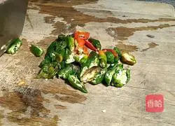 Illustration of how to make pepper fried moldy bean dregs 2