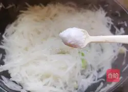 Illustration of how to make shredded coriander and radish 9