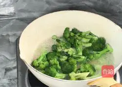 Illustration of how to make oyster sauce, wolfberry and broccoli 5