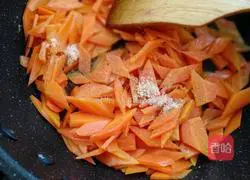 Illustration of how to make vegetarian fried carrots 9