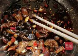 Illustration of how to make spicy and sour chicken feet 2