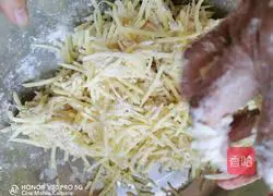 Illustration of how to make yam balls 4