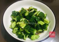 Illustration of how to make cucumbers with garlic paste 7