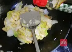 Illustration of how to make shredded cabbage and fried tofu with oil 7