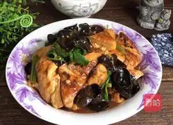 Illustration of how to cook tofu with fungus and celery 11