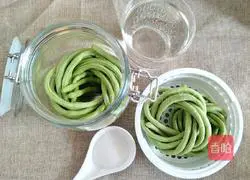 Illustration of soaking sour beans 2