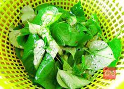 Illustration of how to stir-fry loofah and sweet potato leaves 3