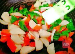 Illustration of how to stir-fry king oyster mushrooms with carrots, green peppers 10