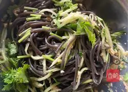 Illustration of how to make spicy and sour fern root powder mixed with cucumber shreds 4