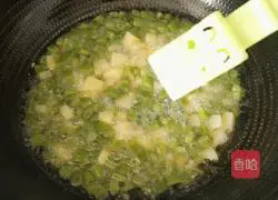 Illustration of how to make stir-fried green beans with potatoes 11