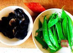 Illustration of how to make fried snow fungus with snow peas 1