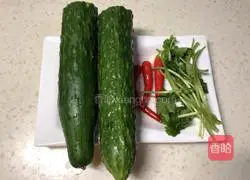 Illustration of how to make cucumbers with dried fruits 1