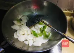 Illustration of how to make fried yam with fungus, carrot and yam 7