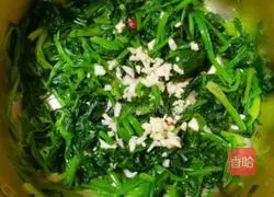 Illustration of how to make spinach with nuts 14