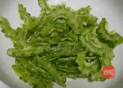 Illustration of how to make stir-fried bitter melon 1