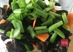  Illustration of how to make cold black fungus with raw pepper 7