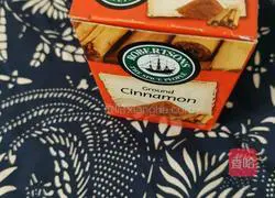 Illustration of how to tear lotus white by hand 4