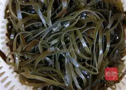 Illustration of how to make cold kelp shreds 2