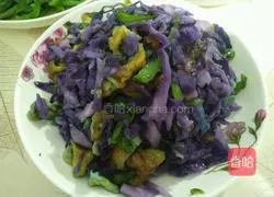 Illustration of how to make fried eggs with purple cabbage 5