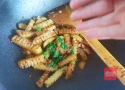 Illustration of how to make spicy cumin potato chips 14