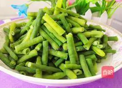 Illustration of how to make fried carrots and beans 6