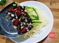 Illustration of how to make black bean paste with green pepper and potato shreds 21