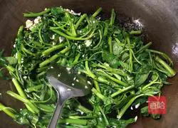 Illustration of how to make garlic water spinach 6