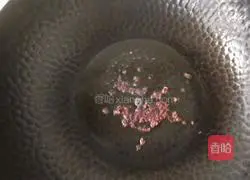 Illustration of how to stir-fry wild rice with double peppers 5