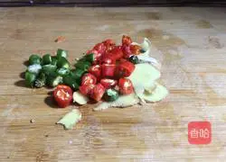 Illustration of how to make spicy fried lotus root slices 3