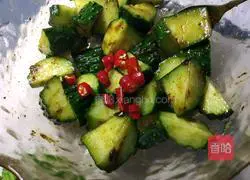 Illustration of how to make cold cucumber 6