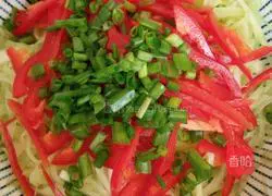 Illustration of how to make shredded lettuce with scallion oil 5