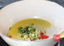 Illustration of how to make spicy and sour shredded lotus root 5