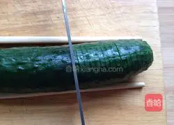 Illustration of how to make cold coir raincoat cucumber 3