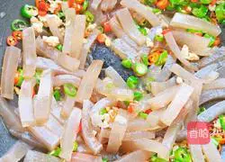 Illustrated recipe for stir-fried konjac with spicy sauce 11