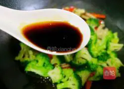 Illustration of how to stir-fry broccoli and mushrooms 10