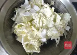 Illustration of how to make kelp and cabbage stewed meatballs 7