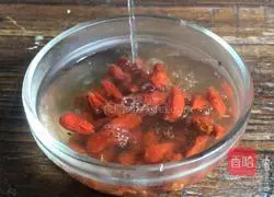 Illustration of how to make wolfberry and peanut mixed with bitter chrysanthemum 4