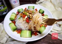 Illustration of how to mix cucumber with vermicelli 12
